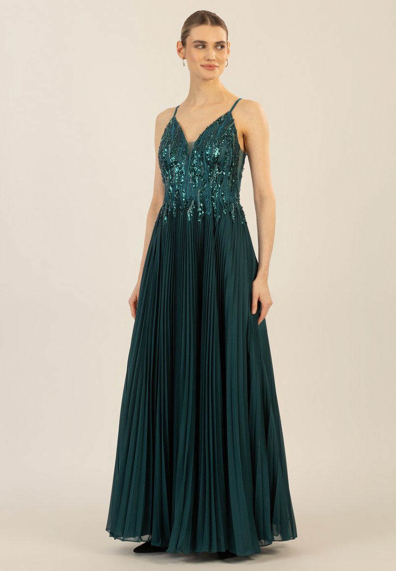 Langes türkisfarbenes Abendkleid mit einem plissierten Rock und einem verzierten Oberteil, das dekorative Pailletten und einen V-Ausschnitt sowie dünne Träger bietet.