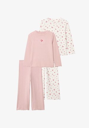 Zwei Sets von Kinder-Pyjama-Oberteilen und -Hosen. Eines hat ein geripptes pinkes Design, das andere zeigt einen weißen Hintergrund mit pinken Blumenmustern.