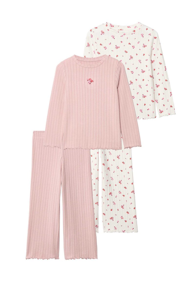 Zwei Sets von Kinder-Pyjama-Oberteilen und -Hosen. Eines hat ein geripptes pinkes Design, das andere zeigt einen weißen Hintergrund mit pinken Blumenmustern.