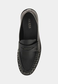 Schwarze Lederloafers mit gesteppten Details, runder Zehenpartie und einem markierten Riemen. Glatte Textur mit gepolsterter Sohle.