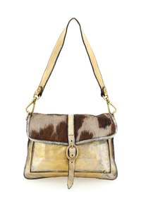 Borsa a mano con corpo in pelle metallica dorata, pattina in pelliccia marrone e bianca, fibbia dorata e tracolla regolabile con moschettoni dorati.