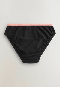 Čierne bavlnené bikiny nohavičky s ružovým elastickým pásom, na ktorom je jemne opakujúce sa označenie "NEXT" na svetlosivom pozadí.