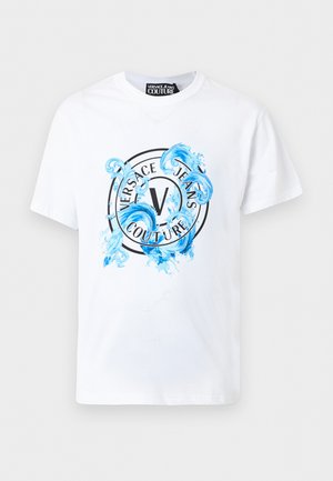 T-shirt bianca a maniche corte Versace Jeans Couture con logo circolare e motivo decorativo di schizzi d'acqua blu sul davanti.