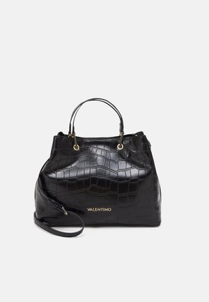 Sac à main Valentino noir avec texture crocodile, deux poignées, bandoulière amovible et logo doré à l'avant.