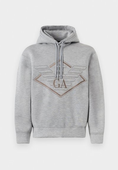 Sweatshirt cinza feito de um tecido macio, apresentando um logotipo em forma de diamante com asas e "GA" bordado em castanho. Tem um capuz com cordão e punhos canelados.
