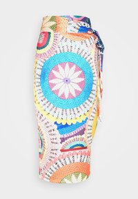 Jupe en crochet colorée présentant des motifs circulaires en rose, bleu, jaune et vert, avec une taille à nouer et une silhouette ajustée.