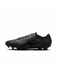 Scarpa da calcio nera con una tomaia liscia e testurizzata, caratterizzata da un accento verde scuro ai lati e da numerosi tacchetti sulla suola per una migliore trazione.