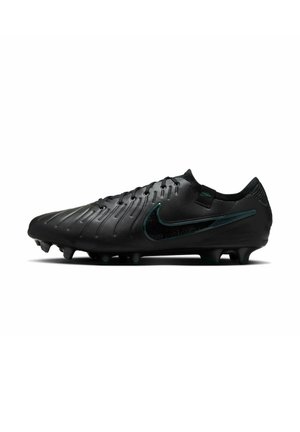Schwarzer Fußballschuh mit einem glatten, strukturierten Obermaterial, das an der Seite einen dunkelgrünen Akzent aufweist, und mehreren Stollen auf der Sohle für optimalen Halt.