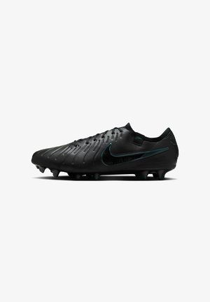 Botte de football noire avec un dessus lisse et texturé, présentant un accent vert foncé sur le côté, et plusieurs crampons sur la semelle pour une meilleure adhérence.