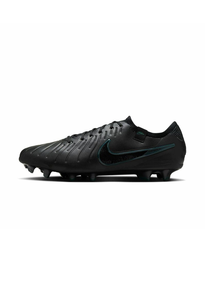 Scarpa da calcio nera con una tomaia liscia e testurizzata, caratterizzata da un accento verde scuro ai lati e da numerosi tacchetti sulla suola per una migliore trazione.