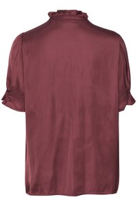 Burgundy selyem blúz rövid, puffadt ujjal és fodros gallérral; sima textúra és laza fazon, egyenes aljjal.