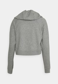 Harmaa lyhyt huppari, jossa on huppu, pitkät hihat, pehmeä pinta sekä resorit hihansuissa ja helmassa. Ei näkyviä logoja tai kuvioita.