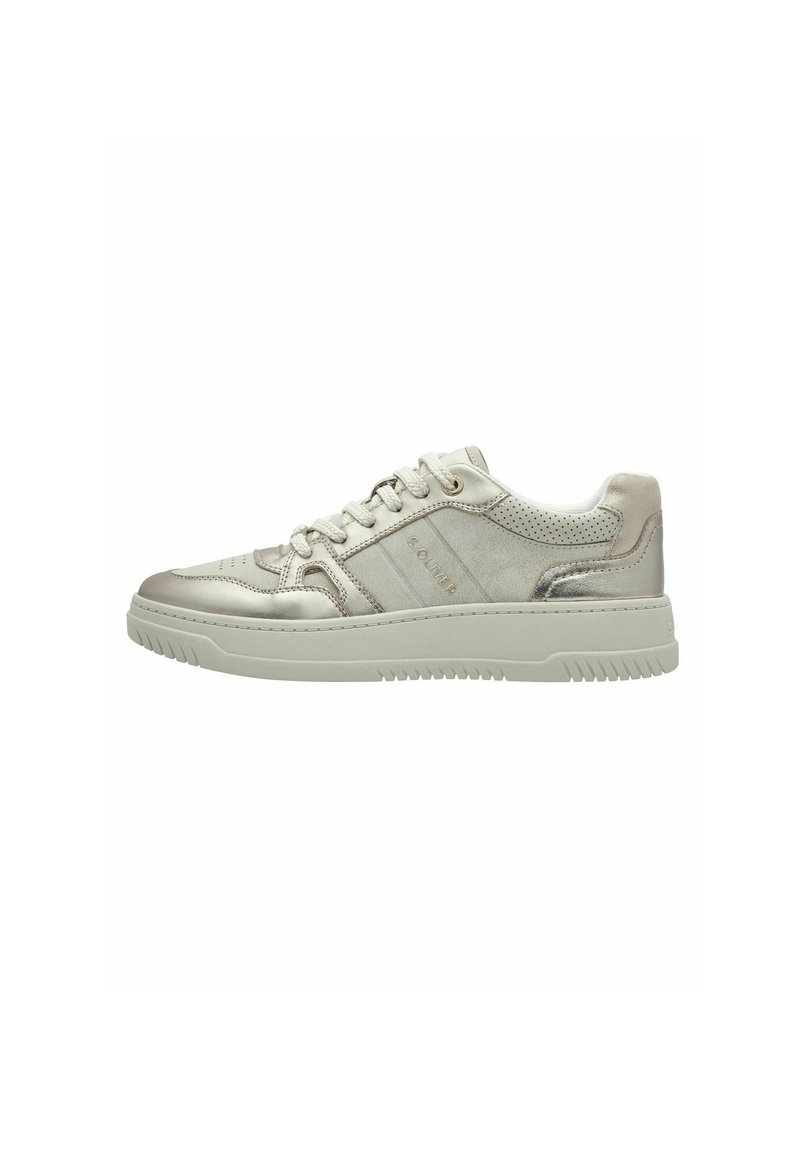 Sneaker chiaro con tomaia in pelle liscia dotata di dettagli perforati, suola imbottita e sottili accenti metallici.