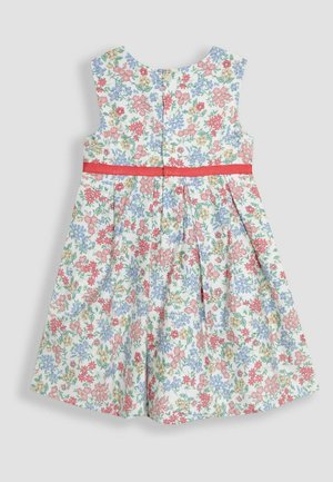 Klusā ziedu apdrukas kleita ar baltu fona, kurā redzami rozā, zili un dzelteni ziedi, ar apaļu kakla izgriezumu un sarkanu jostu.