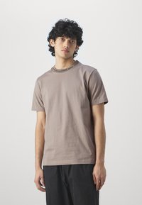 BOSS TEE - Basic póló - sand