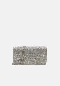 Sac pochette argenté à texture perlée, doté d'une bandoulière chaîne et d'une forme rectangulaire. Surface ornée de petites décorations métalliques rondes.