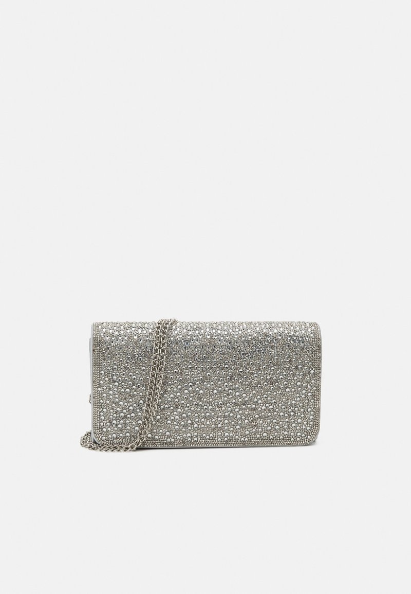 Sac pochette argenté à texture perlée, doté d'une bandoulière chaîne et d'une forme rectangulaire. Surface ornée de petites décorations métalliques rondes.