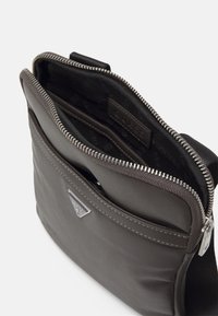 Guess MILANO  - Skulderveske - grau