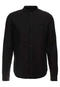 Svart långärmad skjorta med mandarinkrage, knappstängning fram och en bröstficka. Slät tygliknande struktur.