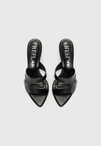 Sandales à talons noirs avec un bout pointu, dotées de deux larges brides. Le matériau semble lisse avec une finition mate, logo en relief sur la semelle intérieure.