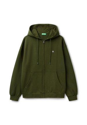 Olivově zelená mikina na zip s kapucí na šňůrku, dvěma předními kapsami, žebrovanými manžetami a malým logem na levém prsu. Měkká textilie.