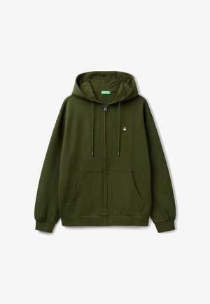Olivově zelená mikina na zip s kapucí na šňůrku, dvěma předními kapsami, žebrovanými manžetami a malým logem na levém prsu. Měkká textilie.
