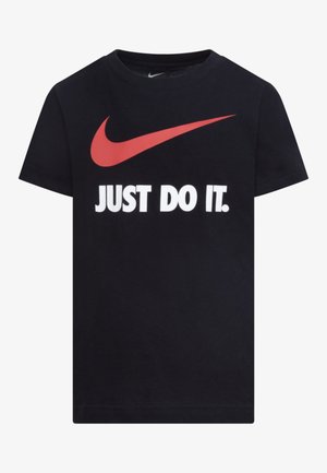 T-shirt in cotone nero con un grande logo rosso Nike e il testo bianco "JUST DO IT". Maniche corte e design regular fit.