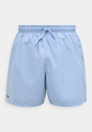 Jasnoniebieskie kąpielówki wykonane z gładkiego materiału, wyposażone w elastyczny pas ze sznurkiem do regulacji oraz małe wyszywane logo na dolnej lewej stronie.