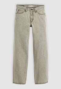 Jean gris clair droit avec bouton et fermeture éclair à l'avant, passants pour ceinture, poches avant et arrière, et coutures apparentes.