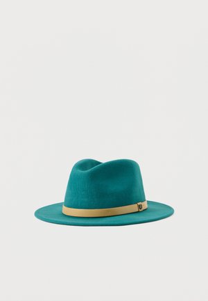 Chapeau fedora en feutre bleu sarcelle avec un large bord et une bande en cuir beige autour de la base de la calotte, présenté sur un fond uni.