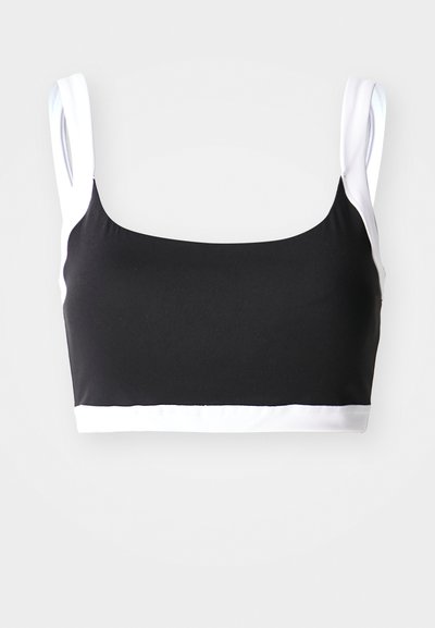 Juodas cropped marškinėliai su baltais diržais ir apdaila, pagaminti iš glotnaus audinio, turintys paprastą dizainą ir suapvalintą iškirptę.