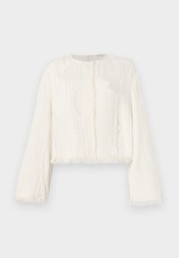 Weiße Langarm-Croppjacke mit subtiler vertikaler Textur und fransigen Kanten an den Manschetten, dem Saum und der vorderen Öffnung.