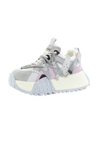 Gruba szara, biała i jasnoróżowa tenisówka z grubą, teksturowaną podeszwą, cholewką z różnych materiałów oraz sznurowadłami w odcieniach szarości i bieli zapętlonymi.