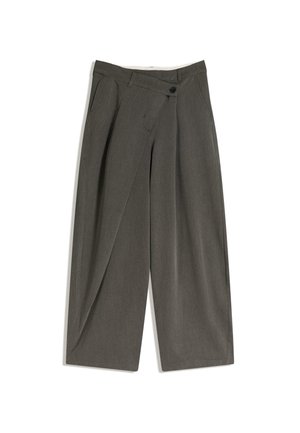 Pantaloni a gamba larga in un tessuto grigio scuro. Presentano una parte anteriore piatta, tasche laterali e una chiusura con un solo bottone. Tessuto liscio, vestibilità sartoriale.