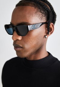 Calvin Klein Jeans UNISEX - Ochelari de soare - black