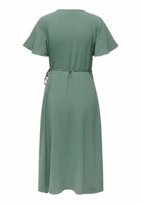 Robe midi verte avec manches courtes volantées et ceinture nouée à la taille, vue de dos sur fond blanc uni.