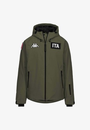 Giacca con cappuccio verde oliva con tasche con cerniera, logo Kappa e toppa "ITA". Realizzata in materiale impermeabile con coulisse regolabili.