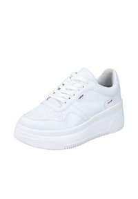 Sneaker bianco con superiore in pelle liscia, dettagli perforati, lacci bianchi piatti e suola in gomma spessa. Presenta branding e accenti sottili.