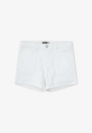 Pantalones cortos de mezclilla blancos con bolsillos delanteros, trabillas para cinturón y cierre con botón plateado, dispuestos planos sobre un fondo blanco.