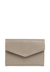 Portafoglio in pelle beige con chiusura a patta. Presenta il nome del marchio "Lancaster Paris" impresso e una cucitura precisa lungo i bordi.