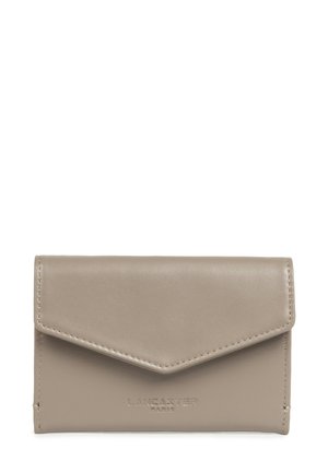 Portafoglio in pelle beige con chiusura a patta. Presenta il nome del marchio "Lancaster Paris" impresso e una cucitura precisa lungo i bordi.