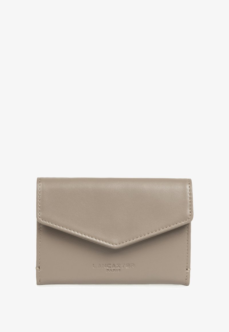 Portafoglio in pelle beige con chiusura a patta. Presenta il nome del marchio "Lancaster Paris" impresso e una cucitura precisa lungo i bordi.