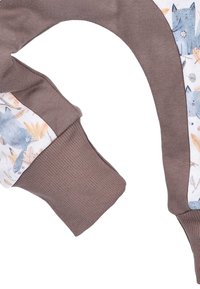 Bruine sweatshirtarm met geribbelde manchetten; heeft een lichte stof met blauwe dieren en natuurpatronen; zachte, elastische textuur.