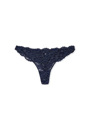 Tanga de encaje azul oscuro con patrones florales, bordes en forma de concha y una textura transparente, con una cinturilla estrecha para una cobertura mínima.