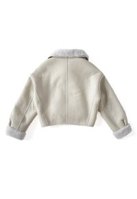 Veste courte en shearling couleur crème avec large col et poignets, vue de dos sur fond blanc.