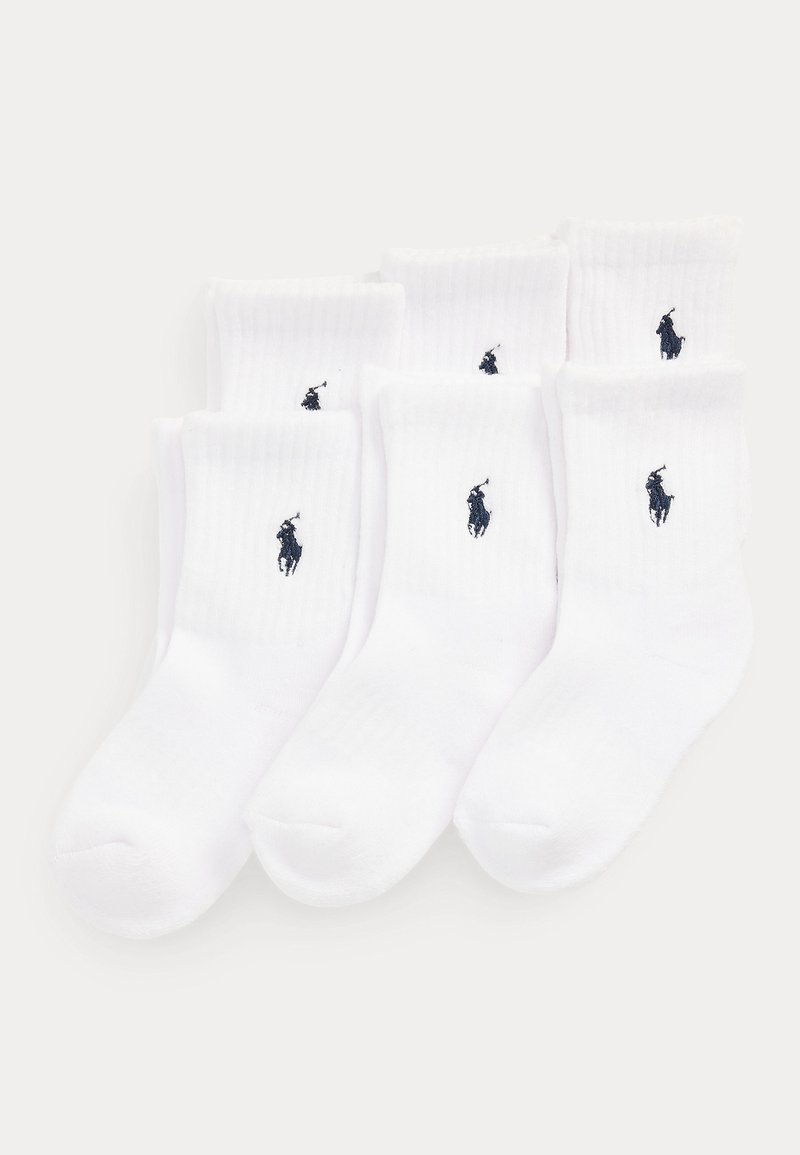Six paires de chaussettes blanches montantes avec un petit logo joueur de polo noir brodé sur les côtés, disposées en deux rangées.