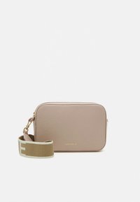 Lyserød læder crossbody-taske med rektangulær form, guldfarvet hardware og en tekstureret finish. Har en beige rem med logo-tryk.