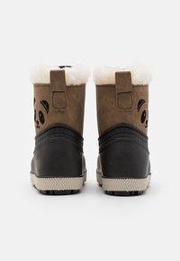 Brune kunstskinnstøvler med svart gummibase, hvit, plysjforing og pandaansikt-design bak. To stropper near toppen.
