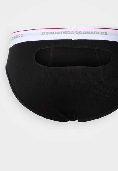 Μαύροι ριμπ σλιπ με πίσω άνοιγμα, ελαστική μέση με κόκκινες και λευκές λεπτομέρειες, και την επωνυμία "DSQUARED2" σε ασημί.