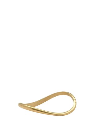 Pulsera de oro lisa y pulida con un diseño moderno, abierto y curvado sobre un fondo blanco liso.